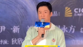 带鞭子出现的妻子